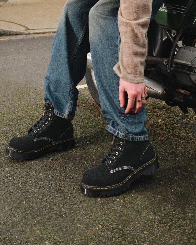 1460 Fabricadas en Inglaterra Botas con cordones de ante repujado