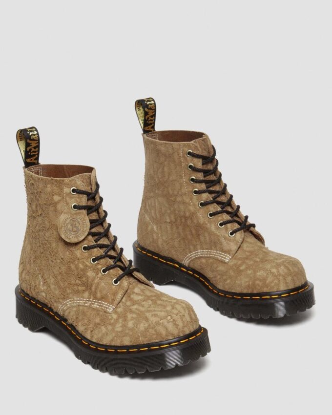 1460 Fabricadas en Inglaterra Botas con cordones de ante repujado