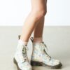 1460 Vonda Botas de piel reciclada con estampado floral 1460 Vonda Botas de piel reciclada con estampado floral