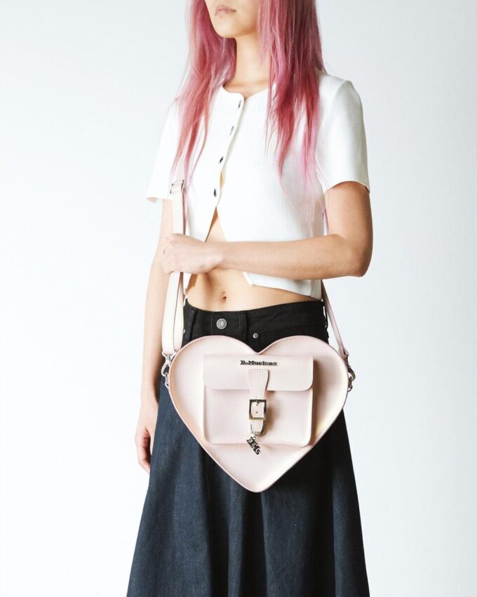 Bolso con forma de corazón Mochila de piel metalizada Bolso con forma de corazón Mochila de piel metalizada