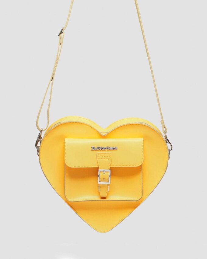 Bolso de piel Kiev con herrajes en forma de corazón Bolso de piel Kiev con herrajes en forma de corazón