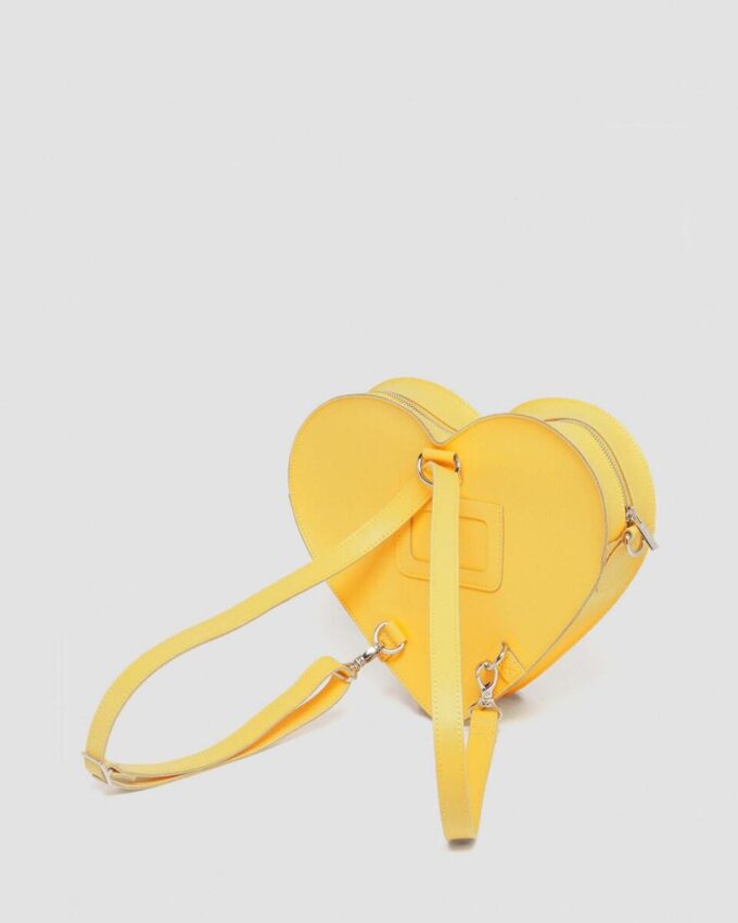 Bolso de piel Kiev con herrajes en forma de corazón Bolso de piel Kiev con herrajes en forma de corazón