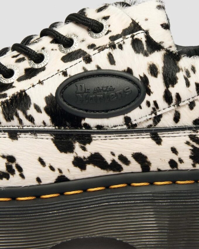 Zapatos BUZZ de 5 ojales con pelo de dálmata sobre cuero Zapatos BUZZ de 5 ojales con pelo de dálmata sobre cuero