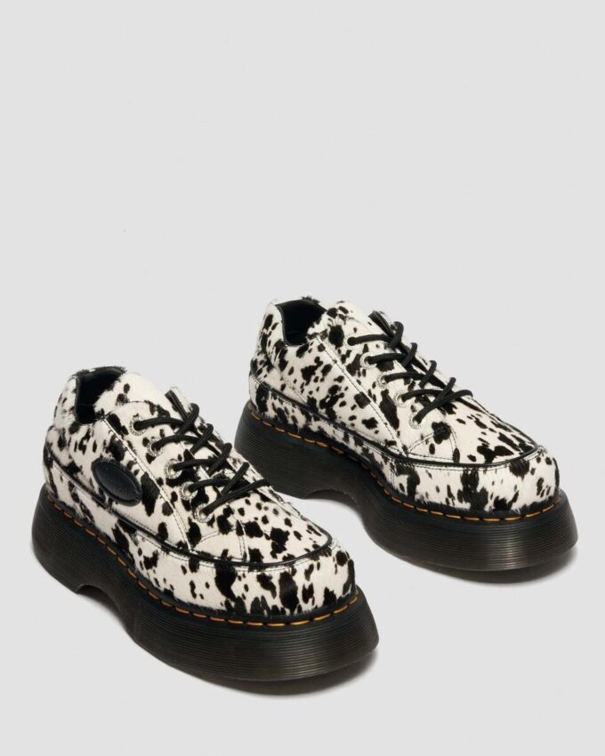 Zapatos BUZZ de 5 ojales con pelo de dálmata sobre cuero Zapatos BUZZ de 5 ojales con pelo de dálmata sobre cuero