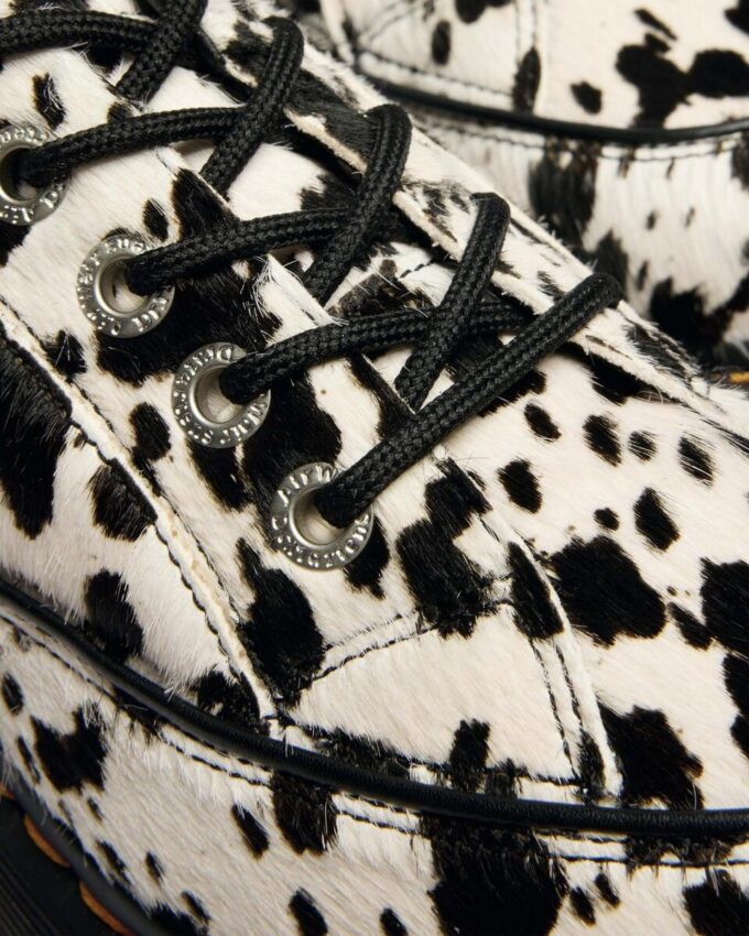 Zapatos BUZZ de 5 ojales con pelo de dálmata sobre cuero Zapatos BUZZ de 5 ojales con pelo de dálmata sobre cuero